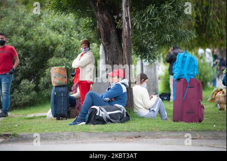 Les migrants vénézuéliens en Colombie, comme les ressortissants qui vivent à l'extérieur de la ville essaient d'obtenir un bus à ticket au centre de bus de Saliter à Bogota, dans le cadre de la pandémie du coronavirus en Colombie, sur 3 juillet 2020 à Bogota, en Colombie. Comme le pays est encore enfermé en raison de la nouvelle pandémie du coronavirus, les sorties des villes et des départements sont fermées pour prévenir la propagation du virus à d'autres régions du pays, depuis mars 22 2020. (Photo par Sebastian Barros/NurPhoto) Banque D'Images