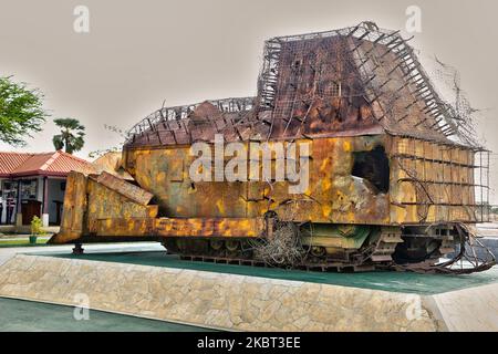 Les restes du bulldozer blindé improvisé (qui a été utilisé à la place d'un char de bataille) appartenant aux Tigres de libération de l'Eelam tamoul (LTTE) pendant la première bataille du col de l'éléphant situé au col de l'éléphant, province du Nord, Sri Lanka sur 10 août 2017. Le bulldozer fait partie du Mémorial de guerre des héros de guerre de Hasalaka (Mémorial de guerre de Hasalaka Gamini) qui rend hommage au Caporal Gamini Kularatne du 6 Sri Lanka Sinha Regiment (SLSR) qui a été tué le 14 juillet 1991 tout en empêchant le bulldozer de pénétrer dans la garnison de l'Armée du col de l'éléphant. Le caporal Kularatne a utilisé deux grenades à main pour tuer le Banque D'Images