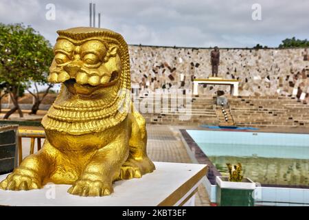 Statue de lion au mémorial de guerre des héros de guerre de Hasalaka (mémorial de guerre de Hasalaka Gamini) situé au col de l'éléphant, province du Nord, Sri Lanka sur 10 août 2017. Le caporal Gamini Kularatne a été tué le 14 juillet 1991, tout en empêchant un bulldozer blindé appartenant aux Tigres de libération de l'Eelam tamoul (LTTE) de s'introduire dans la garnison de l'Armée du Col de l'éléphant pendant la première bataille du Col de l'éléphant. Le caporal Kularatne a utilisé deux grenades à main pour tuer l'équipage de quatre hommes à l'intérieur du bulldozer et a désactivé le véhicule blindé avant d'être tué. Elephant Pass est une chaussée qui est la porte principale de Banque D'Images