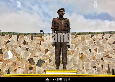 Statue du Caporal Gamini Kularatne du 6 Sri Lanka Sinha Regiment (SLSR) au Mémorial de guerre des héros de guerre de Hasalaka (Mémorial de guerre de Hasalaka Gamini) situé au col de l'éléphant, province du Nord, Sri Lanka, sur 10 août 2017. Le caporal Gamini Kularatne a été tué le 14 juillet 1991, tout en empêchant un bulldozer blindé appartenant aux Tigres de libération de l'Eelam tamoul (LTTE) de s'introduire dans la garnison de l'Armée du Col de l'éléphant pendant la première bataille du Col de l'éléphant. Le Caporal Kularatne a utilisé deux grenades à main pour tuer l'équipage de quatre hommes à l'intérieur du bulldozer et a désactivé le véhicule blindé avant d'être tué Banque D'Images