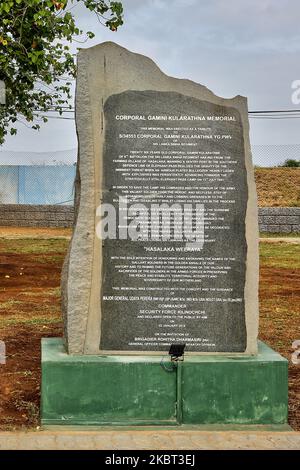 Plaque d'information au Mémorial de guerre des héros de guerre de Hasalaka (Mémorial de guerre de Hasalaka Gamini) situé au col de l'éléphant, province du Nord, Sri Lanka sur 10 août 2017. Le caporal Gamini Kularatne a été tué le 14 juillet 1991, tout en empêchant un bulldozer blindé appartenant aux Tigres de libération de l'Eelam tamoul (LTTE) de s'introduire dans la garnison de l'Armée du Col de l'éléphant pendant la première bataille du Col de l'éléphant. Le caporal Kularatne a utilisé deux grenades à main pour tuer l'équipage de quatre hommes à l'intérieur du bulldozer et a désactivé le véhicule blindé avant d'être tué. Elephant Pass est une chaussée qui est la porte principale Banque D'Images