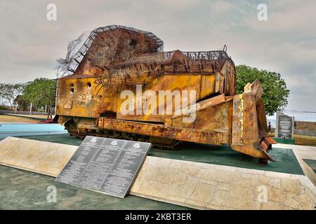 Les restes du bulldozer blindé improvisé (qui a été utilisé à la place d'un char de bataille) appartenant aux Tigres de libération de l'Eelam tamoul (LTTE) pendant la première bataille du col de l'éléphant situé au col de l'éléphant, province du Nord, Sri Lanka sur 10 août 2017. Le bulldozer fait partie du Mémorial de guerre des héros de guerre de Hasalaka (Mémorial de guerre de Hasalaka Gamini) qui rend hommage au Caporal Gamini Kularatne du 6 Sri Lanka Sinha Regiment (SLSR) qui a été tué le 14 juillet 1991 tout en empêchant le bulldozer de pénétrer dans la garnison de l'Armée du col de l'éléphant. Le caporal Kularatne a utilisé deux grenades à main pour tuer le Banque D'Images