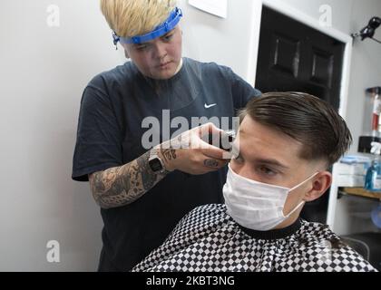 Un homme se coupe les cheveux chez Jay's Barbers. Les coiffeurs et les magasins de barbers rouvrent en Angleterre après avoir été fermés depuis mars en raison du verrouillage imposé par le gouvernement britannique pour aider à freiner la propagation de la pandémie COVID-19 à Stanford le Hope, en Angleterre sur 4 juillet 2020. (Photo de Jacques Feeney/MI News/NurPhoto) Banque D'Images