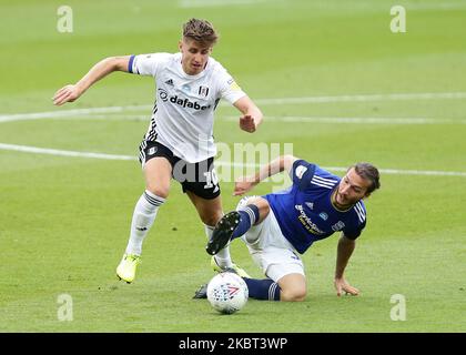 Tom Cairney de Fulham luttant pour possession avec Ivan Sunjic de Birmingham City pendant le match de championnat de Sky Bet entre Fulham et Birmingham City à Craven Cottage, Londres, le samedi 4th juillet 2020. (Photo de Jacques Feeney/MI News/NurPhoto) Banque D'Images