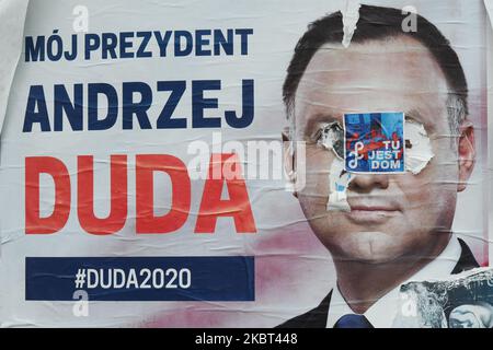 Une affiche électorale vandalisée d'Andrzej Duda, le président actuel de la Pologne. Le président sortant de la Pologne, Andrzej Duda, n'a pas réussi à remporter une majorité absolue au tour de l'élection présidentielle de dimanche dernier en 1st et il est prévu de faire face au maire de Varsovie, Rafal Trzaskowski, lors d'un second tour à 12 juillet. Sur 04 juillet 2020, à Cracovie, petite Pologne Voivodeship, Pologne. (Photo par Artur Widak/NurPhoto) Banque D'Images