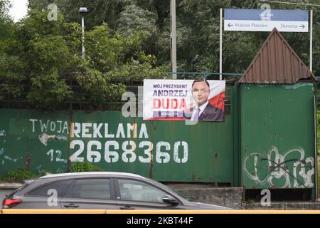 Une affiche électorale d'Andrzej Duda, le président actuel de la Pologne. Le président sortant de la Pologne, Andrzej Duda, n'a pas réussi à remporter une majorité absolue au tour de l'élection présidentielle de dimanche dernier en 1st et il est prévu de faire face au maire de Varsovie, Rafal Trzaskowski, lors d'un second tour à 12 juillet. Sur 04 juillet 2020, à Cracovie, petite Pologne Voivodeship, Pologne. (Photo par Artur Widak/NurPhoto) Banque D'Images