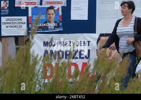 Une dame marche à côté des affiches électorales de Rafal Trzaskowski et Andrzej Duda, deux candidats principaux pour la présidence de la Pologne, vus à Cracovie. Le président sortant de la Pologne, Andrzej Duda, n'a pas réussi à remporter une majorité absolue au tour de l'élection présidentielle de dimanche dernier en 1st et il est prévu de faire face au maire de Varsovie, Rafal Trzaskowski, lors d'un second tour à 12 juillet. Sur 04 juillet 2020, à Cracovie, petite Pologne Voivodeship, Pologne. (Photo par Artur Widak/NurPhoto) Banque D'Images