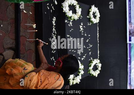 Une femme rend hommage en éclairant la bougie pour les 20 soldats de l'Inde qui ont été martyrisés lors du récent conflit dans la vallée de Galwan, en Inde. Un programme de condoléances a été organisé le 15th juin 2020 à Kolkata (Inde). (Photo de Sukhomoy Sen/NurPhoto) Banque D'Images
