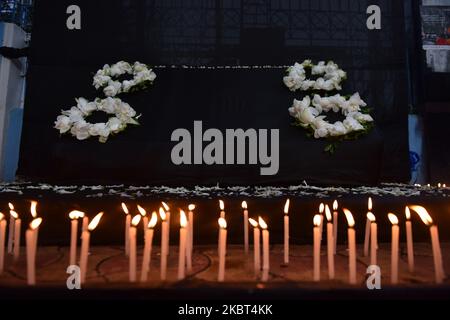 Des bougies ont été illuminées pour rendre hommage aux 20 soldats de l'Inde qui ont été martyrisés lors du récent conflit dans la vallée de Galwan, en Inde. Un programme de condoléances a été organisé le 15th juin 2020 à Kolkata (Inde). (Photo de Sukhomoy Sen/NurPhoto) Banque D'Images