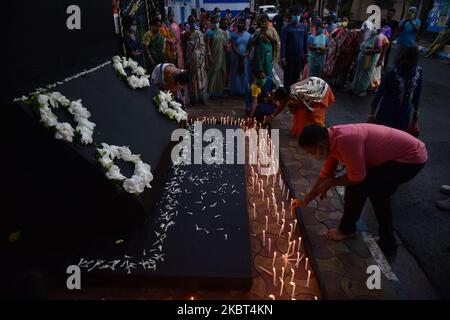 Les gens rendent hommage en éclairant des bougies pour les 20 soldats de l'Inde qui ont été martyrisés lors du récent conflit dans la vallée de Galwan, en Inde. Un programme de condoléances a été organisé le 15th juin 2020 à Kolkata (Inde). (Photo de Sukhomoy Sen/NurPhoto) Banque D'Images