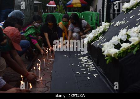Les gens rendent hommage en éclairant des bougies pour les 20 soldats de l'Inde qui ont été martyrisés lors du récent conflit dans la vallée de Galwan, en Inde. Un programme de condoléances a été organisé le 15th juin 2020 à Kolkata (Inde). (Photo de Sukhomoy Sen/NurPhoto) Banque D'Images