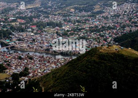 Vue aérienne de la ville de Baramulla, dans le district de Baramulla au nord du Cachemire, Jammu-et-Cachemire, Inde, le 05 juillet 2020 (photo de Nasir Kachroo/NurPhoto) Banque D'Images