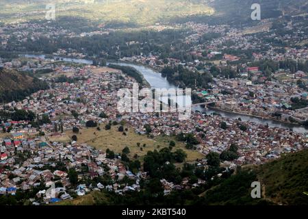 Vue aérienne de la ville de Baramulla, dans le district de Baramulla au nord du Cachemire, Jammu-et-Cachemire, Inde, le 05 juillet 2020 (photo de Nasir Kachroo/NurPhoto) Banque D'Images