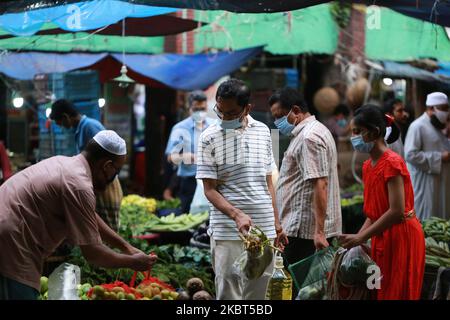 Les résidents achètent des légumes sur un marché de cuisine dans le contexte de l'épidémie de coronavirus COVID-19 à Dhaka, au Bangladesh, sur 5 juillet 2020. (Photo de Rehman Asad/NurPhoto) Banque D'Images