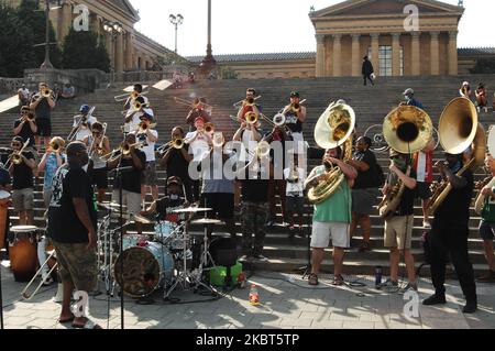 Un orchestre de Philadelphie connu sous le nom de The Brotherhood s'est produit devant le Musée d'art de Philadelphie pour une foule d'environ une centaine de personnes en soutien au mouvement Black Lives Matter appelant à la justice pour tous les hommes, les femmes, Les enfants et les personnes transgenres d'avoir perdu la vie à la suprématie blanche et les systèmes qu'elle propage à Philadelphie, PA, sur 5 juillet 2020. (Photo par Cory Clark/NurPhoto) Banque D'Images