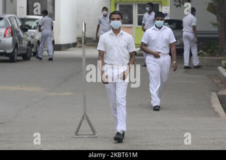 Un élève portant un masque de façade à l'école de Colombo, Sri Lanka 7 juillet 2020 le gouvernement sri-lankais a annoncé la réouverture de l'école pour les élèves de 5,11 et 13 e année.après avoir été fermé en mars pour le couvre-feu COVID-19. (Photo d'Akila Jayawardana/NurPhoto) Banque D'Images