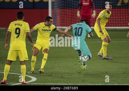 Bruno Soriano de Villarreal et Lionel Messi du FC Barcelone pendant le match espagnol de la Liga entre Villarreal CF et le FC Barcelone au stade de la Ceramica sur 5 juillet 2020. (Photo de Jose Miguel Fernandez/NurPhoto) Banque D'Images