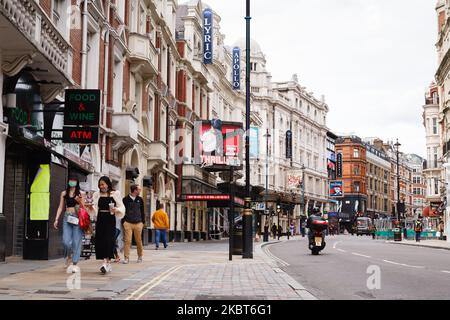 Les gens, certains portant un masque facial, marchent devant des théâtres fermés sur l'avenue Shaftesbury à Londres, en Angleterre, sur 6 juillet 2020. La nuit dernière, le gouvernement britannique a dévoilé un « paquet de 1,57 milliards de livres sterling » pour le secteur des arts, conçu pour aider les musées, les galeries, les théâtres, les cinémas indépendants, les sites patrimoniaux et les sites musicaux à traverser la pandémie du coronavirus. Elle fait suite à des semaines de lobbying de la part des dirigeants de l'industrie, qui ont averti que de nombreux sites étaient sur le point de s'effondrer, et certains théâtres dans tout le pays ayant déjà annoncé qu'ils allaient fermer. Les salles des arts de la scène n'ont pas encore Banque D'Images