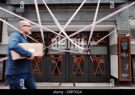 Un homme passe devant un ruban portant le message « Live Theatre Missing », qui s'étend sur l'entrée du Fortune Theatre fermé, où se trouve l'adaptation d'horreur « The Woman in Black », sur Russell Street, près de Covent Garden à Londres, en Angleterre, sur 6 juillet 2020. La nuit dernière, le gouvernement britannique a dévoilé un « paquet de 1,57 milliards de livres sterling » pour le secteur des arts, conçu pour aider les musées, les galeries, les théâtres, les cinémas indépendants, les sites patrimoniaux et les sites musicaux à traverser la pandémie du coronavirus. Elle fait suite à des semaines de lobbying de la part des dirigeants de l'industrie, qui ont averti que de nombreux sites étaient sur le point de faire des collap Banque D'Images