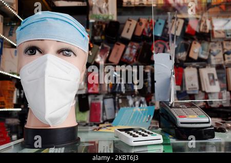 Les masques couvrent une tête de mannequin sur le comptoir d'une cabine de réparation de téléphone mobile sur la rue New Oxford à Londres, en Angleterre, sur 6 juillet 2020. L'Angleterre a fait des pas importants vers la reprise de la vie normale au cours du week-end avec l'assouplissement des restrictions de verrouillage du coronavirus dans le secteur de l'accueil, permettant ainsi aux bars et aux restaurants de rouvrir, ainsi qu'un passage à une règle de distance sociale d'un mètre plus. Pendant ce temps, Covid-19 décès dans tout le Royaume-Uni s'élèvent à 44 236, dont 16 autres enregistrés aujourd'hui. (Photo de David Cliff/NurPhoto) Banque D'Images