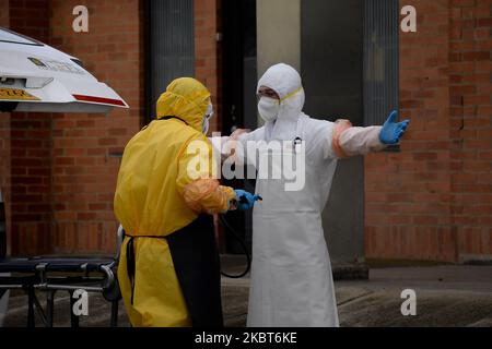 La crémation des corps morts à cause de la COVID-19 se fait dans le cimetière de Serafin, situé au sud de la capitale Bogota, en Colombie, sur 4 juillet 2020. L'entrée dans la famille et les collègues est généralement interdite pour éviter des contagions possibles. Le corps entre dans un crématorium avec deux fonctionnaires des maisons funéraires choisies par la famille. Les zones où le corps a circulé avec COVID-19 et le personnel concerné, passent par un processus rigoureux de lavage et de désinfection avec beaucoup de savon, d'eau et d'hypochlorite. (Photo par Vannessa Jimenez G/NurPhoto) Banque D'Images