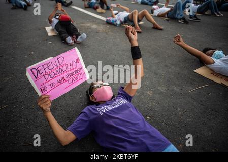 Les manifestants élèvent leur poing fermé tout en se posant sur le terrain lors d'un rassemblement d'indignation contre l'7 juillet 2020 de droit anti-terreur à l'Université des Philippines à Quezon City, aux Philippines. La loi controversée a été signée par le président philippin Rodrigo Duterte sur 3 juillet. En vertu de la nouvelle loi, une personne soupçonnée d'être un terroriste peut être détenue pendant 24 jours sans mandat d'arrêt, être placée sous surveillance et peut être condamnée à l'emprisonnement à vie.(photo de Lisa Marie David/NurPhoto) Banque D'Images