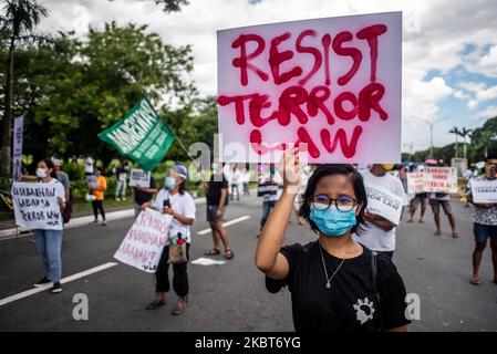 Des manifestants élèvent leurs pancartes lors d'un rassemblement d'indignation contre la 47 juillet 2020 de droit anti-terreur à l'Université des Philippines à Quezon City, aux Philippines. La loi controversée a été signée par le président philippin Rodrigo Duterte sur 3 juillet. En vertu de la nouvelle loi, une personne soupçonnée d'être un terroriste peut être détenue pendant 24 jours sans mandat d'arrêt, être placée sous surveillance et peut être condamnée à l'emprisonnement à vie.(photo de Lisa Marie David/NurPhoto) Banque D'Images