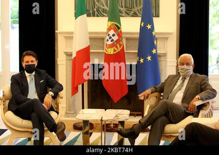 Le Premier ministre portugais Antonio Costa (R) et son homologue italien Giuseppe Conte tiennent une réunion au Palais de São Bento à Lisbonne, au Portugal, sur 7 juillet 2020. Les deux dignitaires ont tenu des entretiens en vue de la prochaine réunion du Conseil européen, qui se tiendra à Bruxelles les 17 et 18 juillet, au cours desquels la proposition de la Commission pour le prochain cadre financier pluriannuel et le Fonds de redressement économique et social de l'Union européenne seront examinés. (Photo par Pedro Fiúza/NurPhoto) Banque D'Images