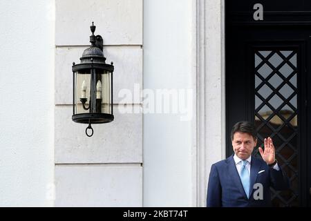 Le Premier ministre italien Giuseppe Conte se prépare à une rencontre avec son homologue portugais Antonio Costa au Palais de São Bento à Lisbonne, au Portugal, sur 7 juillet 2020. Les deux dignitaires ont tenu des entretiens en vue de la prochaine réunion du Conseil européen, qui se tiendra à Bruxelles les 17 et 18 juillet, au cours desquels la proposition de la Commission pour le prochain cadre financier pluriannuel et le Fonds de redressement économique et social de l'Union européenne seront examinés. (Photo par Pedro Fiúza/NurPhoto) Banque D'Images