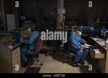 Deux membres du personnel médical iranien portant une combinaison protectrice travaillent dans une nouvelle section du coronavirus (COVID-19) de l'hôpital de Firoozabadi, dans le quartier de Shahre-Rey, dans le sud de Téhéran, à minuit sur 21 juin 2020. (Photo de Morteza Nikoubazl/NurPhoto) Banque D'Images