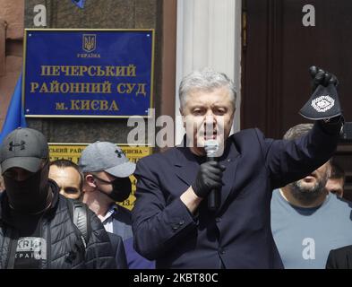 L'ancien président ukrainien Petro Porochenko s'adresse à ses partisans avant une audience devant le tribunal de district de Pechersky à Kiev, en Ukraine, le 08 juillet 2020. L'ancien président ukrainien et le dirigeant du parti "solidarité européenne" Petro Porochenko est soupçonné d'abus de pouvoir lors de la nomination d'un responsable majeur du Service de renseignement extérieur en 2018, comme l'ont signalé les médias locaux. (Photo par STR/NurPhoto) Banque D'Images