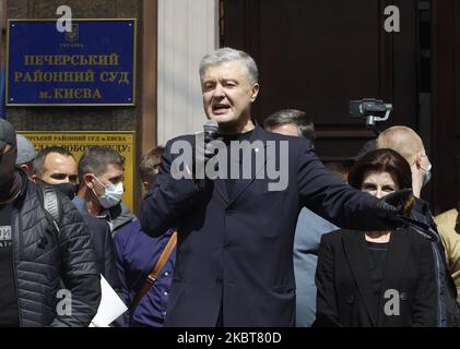 L'ancien président ukrainien Petro Porochenko s'adresse à ses partisans avant une audience devant le tribunal de district de Pechersky à Kiev, en Ukraine, le 08 juillet 2020. L'ancien président ukrainien et le dirigeant du parti "solidarité européenne" Petro Porochenko est soupçonné d'abus de pouvoir lors de la nomination d'un responsable majeur du Service de renseignement extérieur en 2018, comme l'ont signalé les médias locaux. (Photo par STR/NurPhoto) Banque D'Images