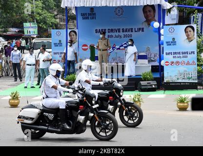 Le ministre en chef du Bengale occidental, Mamata Banerjee, inaugure un rassemblement de la police de Kolkata sur le cycle automobile, visant à diffuser le programme de sensibilisation à la sécurité routière Safe Drive Save Life à Kolkata, en Inde, le 8th juillet 2020. (Photo de Sonali Pal Chaudhury/NurPhoto) Banque D'Images