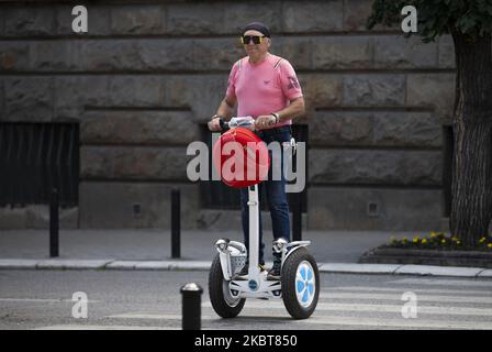 Un homme conduit un scooter électrique équilibré à travers la ville pendant le nouveau verrouillage du coronavirus (COVID-19) après l'augmentation du coronavirus infecté à Belgrade, Serbie sur 8 juillet 2020. Le nombre d'infections à coronavirus augmente dans toute la Serbie, en particulier à Belgrade, où 80 % des infections à coronavirus sont détectées. Le gouvernement impose l'utilisation obligatoire de masques à l'intérieur à partir de cette semaine et le président Aleksandar Vucic a prévu un couvre-feu pour la capitale ce week-end pour stopper la propagation de la maladie du coronavirus (COVID-19). (Photo par Nikola Krstic/NurPhoto) Banque D'Images