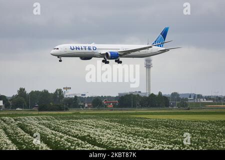 Boeing 787-10 Dreamliner de United Airlines vu lors de l'approche finale à l'aéroport ECAM d'Amsterdam Schiphol aux pays-Bas, sur 2 juillet 2020, en provenance de Newark EWR New York, NY, États-Unis. Le corps large avancé, moderne et avancé avion a le nouveau schéma de peinture de la décoration et les moteurs de jet N12010 et 2x GE enregistrement. United UA UAL est la troisième compagnie aérienne au monde et membre de l'alliance aérienne Star Alliance. United relie les États-Unis à l'Europe et aux pays-Bas avec des vols de fret et de passagers pendant la période de pandémie du coronavirus Covid-19. (Photo de Nicolas Banque D'Images