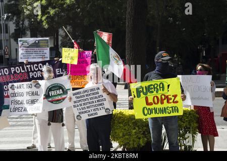 Des membres du Front National anti Andres Manuel Lopez Obrador (FRE.NA.) ont protesté à l'ambassade des États-Unis à 8 juillet, Mexico, Mexique à l'occasion de la visite que le président mexicain fait au pays voisin protestent, ils ont demandé, entre autres, sa démission. (Photo par Cristian Leyva/NurPhoto) Banque D'Images