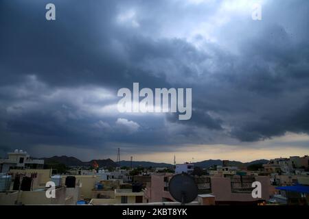 Une vue des nuages de pluie denses à Ajmer, Rajasthan, Inde sur 8 juillet 2020. (Photo par Himanshu Sharma/NurPhoto) Banque D'Images