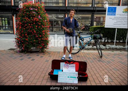 Takashi est un homme de 40 ans d'Okinawa, au Japon. Il y a un an, il était chef de sushi dans sa ville natale. Maintenant, il joue sanshi - instrument traditionnel d'Okinawa dans les rues de Varna, Bulgarie, à plus de 15 000 km de la maison. L'année dernière, après avoir divorcé avec sa femme, Takashi a décidé de prendre le temps de faire ce qu'il voulait toujours faire - voyager dans le monde, rencontrer de nouvelles personnes et partager avec eux des valeurs japonaises traditionnelles - comme chérir notre nature, nos langues et les autres. Il voyage principalement en vélo. Il utilise parfois des trains ou des ferries, mais jamais des avions - ils ne sont pas écologiques mais Banque D'Images