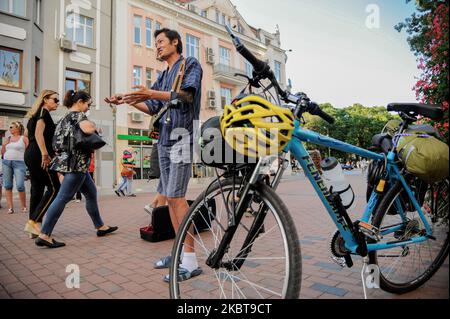 Takashi est un homme de 40 ans d'Okinawa, au Japon. Il y a un an, il était chef de sushi dans sa ville natale. Maintenant, il joue sanshi - instrument traditionnel d'Okinawa dans les rues de Varna, Bulgarie, à plus de 15 000 km de la maison. L'année dernière, après avoir divorcé avec sa femme, Takashi a décidé de prendre le temps de faire ce qu'il voulait toujours faire - voyager dans le monde, rencontrer de nouvelles personnes et partager avec eux des valeurs japonaises traditionnelles - comme chérir notre nature, nos langues et les autres. Il voyage principalement en vélo. Il utilise parfois des trains ou des ferries, mais jamais des avions - ils ne sont pas écologiques mais Banque D'Images