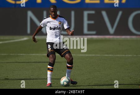 Geoffrey Kondogbia de Valence passe pendant le match de la Ligue entre Villarreal CF et Valencia CF à l'Estadio de la Ceramica sur 28 juin 2020 à Villareal, Espagne. (Photo de Jose Breton/Pics action/NurPhoto) Banque D'Images