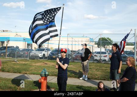 Les partisans de la police et de Trump se sont rassemblés devant l'une des deux barricades de sécurité de chaque côté du quartier général fraternel de l'ordre de police pour apercevoir le vice-président Mike Pence avant un rassemblement en faveur du département de police de Philadelphie à Philadelphie, en Pennsylvanie, sur 9 juillet 2020. (Photo par Cory Clark/NurPhoto) Banque D'Images