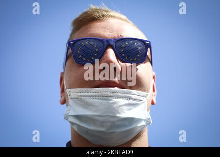 Un manifestant porte des lunettes européennes tout en manifestant lors du rallye de campagne présidentielle d'Andrzej Duda à Olkusz, en Pologne, sur 9 juillet 2020 à Cracovie. Le président sortant, Andrzej Duda, allié du parti droit et Justice (PiS) au pouvoir, rencontrera Rafal Trzaskowski, un candidat à la présidence du principal parti d'opposition, plate-forme civique, au deuxième tour des élections présidentielles en Pologne qui se tiendront sur 12 juillet. (Photo de Beata Zawrzel/NurPhoto) Banque D'Images