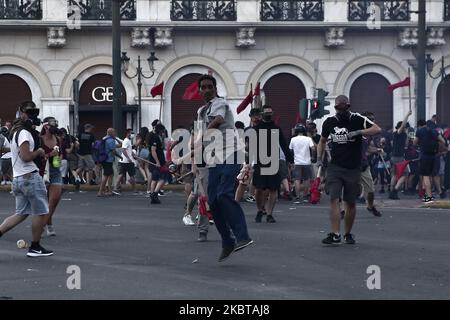 Des manifestants se sont heurtants à un affrontement avec la police anti-émeute dans le centre d'Athènes sur 9 juillet 2020 Jeudi soir, la police grecque a utilisé des gaz taraques contre des centaines de manifestants devant le Parlement, au cours d'une manifestation contre un projet de loi discuté par les législateurs pour tenter de réglementer les manifestations de rue dans le pays, des bombes molotov ont été lancées vers la police par des manifestants. (Photo de Panayotis Tzamaros/NurPhoto) Banque D'Images