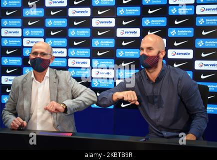 Joan Blade (L) et Nick Calathes lors de sa présentation en tant que nouveau joueur de l'équipe de basket-ball du FC Barcelone, le 10th juillet 2020, à Barcelone, Espagne. (Photo de Noelia Deniz/Urbanandsport /NurPhoto) Banque D'Images