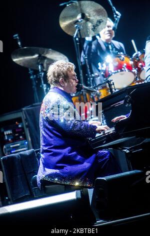 Elton John se produit en direct au Forum de Mediolanum à Milan, Italie, sur 4 décembre 2014 (photo de Mairo Cinquetti/NurPhoto) Banque D'Images