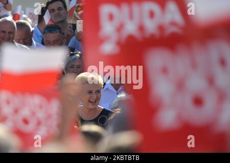 La première dame polonaise (C), Agata Kornhauser-Duda, observe son mari Andrzej Duda, l'actuel président polonais et candidat à l'élection présidentielle de 2020, lors de son discours le dernier jour de son rassemblement de campagne présidentielle à Rzeszow. Vendredi, 10 juillet 2020, à Rzeszow, Podkarpackie Voivodeship, Pologne. (Photo par Artur Widak/NurPhoto) Banque D'Images