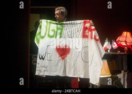 Hugh Laurie, mieux connu pour avoir dépeint le personnage de titre de la série de drame médical Fox House (2004–2012) se produit en direct à Milan, Italie, sur 17 juillet 2014 (photo de Mairo Cinquetti/NurPhoto) Banque D'Images