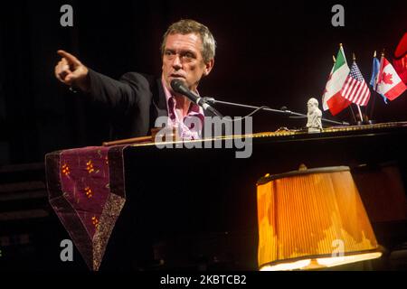 Hugh Laurie, mieux connu pour avoir dépeint le personnage de titre de la série de drame médical Fox House (2004–2012) se produit en direct à Milan, Italie, sur 17 juillet 2014 (photo de Mairo Cinquetti/NurPhoto) Banque D'Images