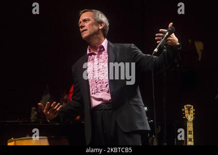 Hugh Laurie, mieux connu pour avoir dépeint le personnage de titre de la série de drame médical Fox House (2004–2012) se produit en direct à Milan, Italie, sur 17 juillet 2014 (photo de Mairo Cinquetti/NurPhoto) Banque D'Images