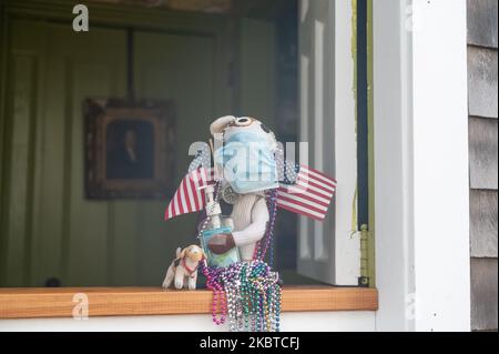 Seaside Vacation Town Provincetown, Massachusetts, États-Unis, on 10 juillet 2020 prend COVID-19 sérieusement mandater masque-port et limiter le nombre de clients dans les magasins, mais toujours s'amuser avec des masques sur leurs statues. (Photo de Zach D Roberts/NurPhoto) Banque D'Images